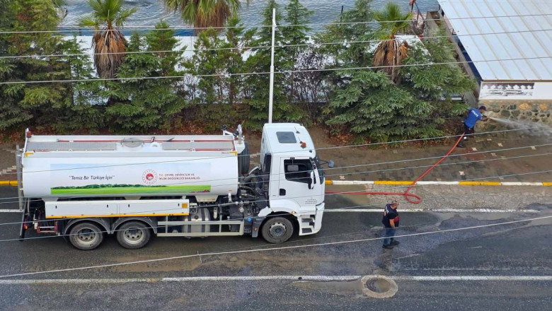 ESENKÖY’DE YAĞIŞ SONRASI YOLLAR YIKANIYOR