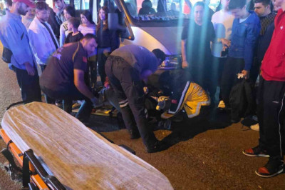 Zonguldak Ereğli'de motosiklet, karşıya geçen anne ve oğluna çarptı; anne yaralandı