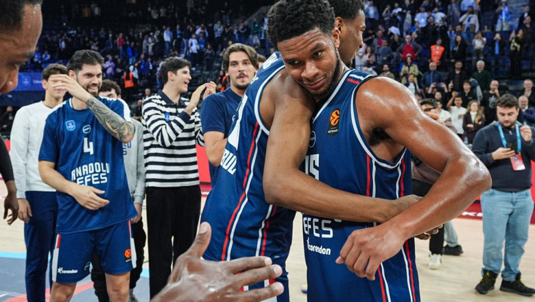 Anadolu Efes, Real Madrid'i devirdi