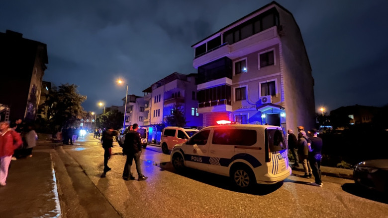 İzmit'te temel kazısı sonrası toprak kayması 2 binanın boşaltılmasına neden oldu