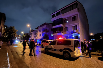 İzmit'te temel kazısı sonrası toprak kayması 2 binanın boşaltılmasına neden oldu