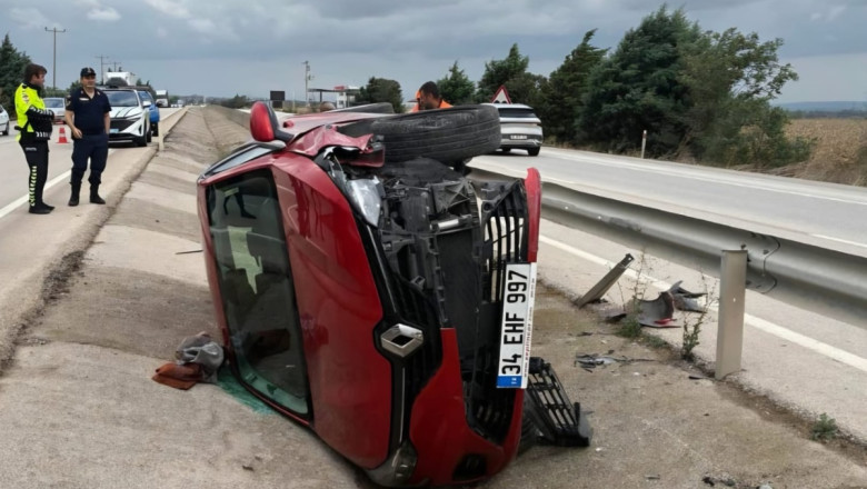 Bursa Karacabey'de otomobil yoldan çıkarak kanala düştü, 1 kişi yaralandı