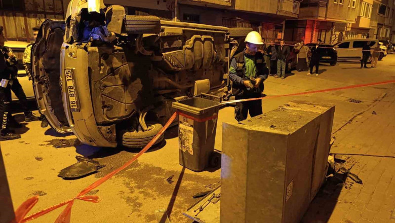 Bursa İnegöl'de minibüs elektrik panosuna çarparak devrildi, sürücü kaçtı