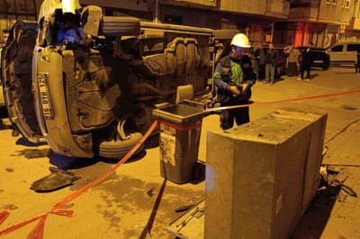 Bursa İnegöl'de minibüs elektrik panosuna çarparak devrildi, sürücü kaçtı
