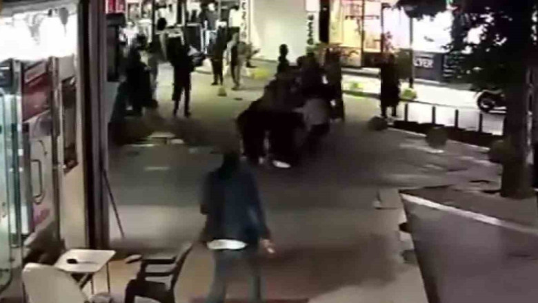 Gölcük'te cadde ortasında dehşet! Kalabalık grup kadın ve kızını darbetti, o anlar kamerada
