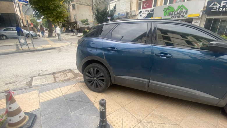 Yalova’da Engelli Geçiş Yoluna Park Eden Araç Dikkat Çekti