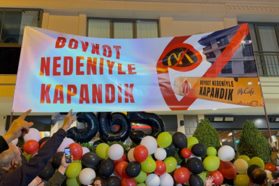 Üsküdar'da McDonald's eylemi 365. gününde sürdü, zabıtalar şubeye 3 gün süre verdi