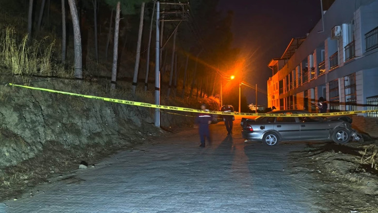 Aydın Nazilli'de otomobil balkona çarptı, sürücü yaralanarak hastaneye kaldırıldı