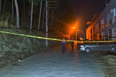 Aydın Nazilli'de otomobil balkona çarptı, sürücü yaralanarak hastaneye kaldırıldı